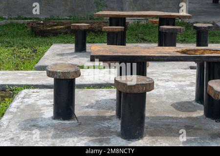 Café extérieur avec bancs en bois au milieu d'un parc de la ville Banque D'Images