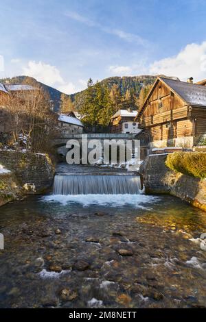 Maisons et pont de viande à Mauterndorf, Lungau, Salzbourg, Autriche Banque D'Images