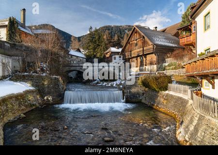 Maisons à Mauterndorf, Fleischbruecke, Lungau, Salzbourg, Autriche Banque D'Images