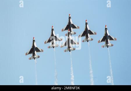 LES THUNDERBIRDS DE LA US Air Force vosurent dans une formation Delta à six navires pendant le salon de l'air à la base aérienne de Little Rock, Arkansas. Base: Little Rock Air Force base État: Arkansas (AR) pays: États-Unis d'Amérique (USA) Banque D'Images