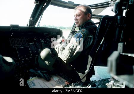 Vue arrière gauche du major Graham Buschor de l'USAF dans le siège du copilote d'un hélicoptère de sauvetage au combat HH-60 Pave Hawk. Il a été co-pilote de la mission de sauvetage « Jolly-10 » mal fée et est maintenant CHEF de la sécurité de l'aile de sauvetage 10th à la base de la Garde nationale aérienne de Westhampton Beach, New York. LE MAJ Buschor a effectué des vols HH-60s pendant plus de 11 ans. Base: Francis Gabreski Ang État de base: New York (NY) pays: Etats-Unis d'Amérique (USA) Banque D'Images