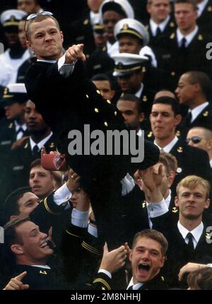 Photographe militaire de l'année gagnant 1999 TITRE: 'Oh Yeah, essayez ceci' CATÉGORIE: Feature PLACE: Première place INFORMATIONS DE LÉGENDE de la vedette: Un sage-navire de l'Académie navale imite un gailer escouade pendant le match à la maison à venir au Memorial Stadium, Annapolis, Maryland. FICHIER IMAGE #DD-SP-01-00007. Pays : inconnu Banque D'Images