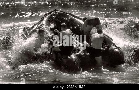 Photographe militaire de l'année gagnant 1999 TITRE: Catégorie 'WAVE Riders': Portfolio PLACE: Second place Portfolio CAPTION INFORMATION: Frapper les vagues de l'océan Atlantique une équipe de sauveteurs de parasauves se dirige sur une rangée de trois miles dans le cadre d'une compétition à Patrick AFB, Floride. FICHIER IMAGE #DD-SP-01-00046. Pays : inconnu Banque D'Images