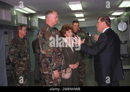 Colonel Sullivan Commandant de l'escadre du transport aérien 512th, général Ryan Michael E. Ryan, CHEF d'ÉTAT-MAJOR, quartier général de la Force aérienne des États-Unis (CSAA), Mme Ryan, Commandant de la Force aérienne 21st, Lieutenant-général John W. Handy, Directeur des affaires mortuaires à la base aérienne de Douvres, M. Mike Tocchetti. M. Tocchetti fait un exposé sur les procédures effectuées dans la morgue du port de Douvres. Base: Dover Air Force base État: Delaware (DE) pays: Etats-Unis d'Amérique (USA) Banque D'Images