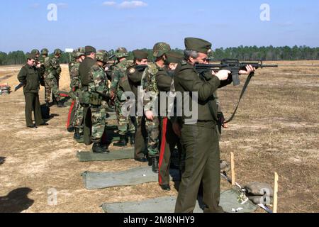 Le général Vasily Mikhaïlovich Zavgorodny, CHEF d'ÉTAT-MAJOR adjoint, Direction de L'ÉTAT-MAJOR général, armée russe (2nd en ligne avec pantalon rayé), et son entourage ont incendié de petites armes au complexe multifonctionnel (MPRC) du Centre d'entraînement et de soutien de l'armée américaine, fort Stewart, Géorgie. Le soldat russe au premier plan les feux des États-Unis ont fait M16 fusil. Base: Fort Stewart État: Géorgie (GA) pays: États-Unis d'Amérique (USA) Banque D'Images