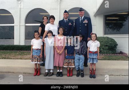 Le général Michael Ryan, CHEF D'ÉTAT-MAJOR de la Force aérienne, rangée supérieure, à l'extrême droite, a rencontré la famille Albee lors de sa récente visite à la base aérienne de Randolph, au Texas. Les abeilles ont été nommées la famille militaire Randolph et San Antonio Express-News de l'année. Posant avec le général sont, de gauche à droite, avril, Evelyn, Nicole, Addie, Seth et Mabel. Rangée arrière, de gauche à droite, Heidi, Denise et SMSGT will Albee. La famille militaire de l'année de San Antonio est un prix annuel parrainé par l'Association des services à la famille et le San Antonio Express-News. Base : Randolph Air Force base État : Texas (TX) pays : Banque D'Images