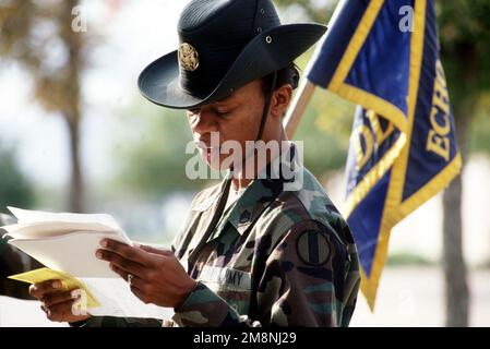 Vue de face du côté gauche, vue en gros plan moyenne du sergent d'ÉTAT-MAJOR de l'armée américaine Kimberly Adams pendant qu'elle regarde les notes sur le champ de parade. SSG Adams est un instructeur de forage qui travaille avec des recrues de Porto Rico (non montré), dont beaucoup ne parlent pas anglais. Son travail est des former, indépendamment de la barrière linguistique. L'image est tirée de l'édition de février 1999 d'AIRMAN Magazine. Base: Lackland Air Force base État: Texas (TX) pays: Etats-Unis d'Amérique (USA) Banque D'Images