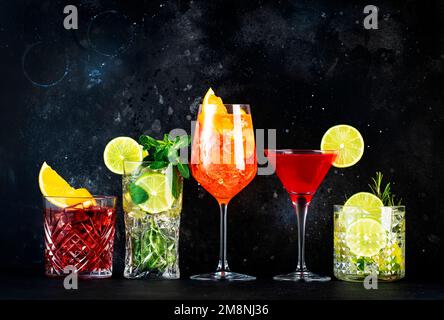 Ensemble de cocktails tendance les plus populaires : aperol spritz, negroni, mojito, gin tonique et cosmopolite sur fond de comptoir gris Banque D'Images