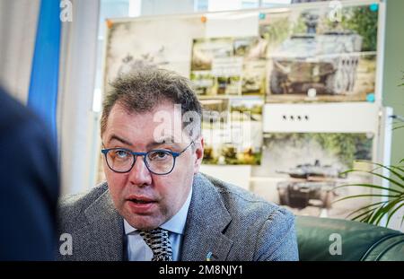 Berlin, Allemagne. 13th janvier 2023. Oleksii Makeiev, ambassadeur d'Ukraine en Allemagne, parle dans un entretien avec des journalistes de l'agence de presse allemande devant un mur d'exposition de véhicules blindés à chenilles et à roues des forces armées allemandes. Credit: Kay Nietfeld/dpa/Alay Live News Banque D'Images