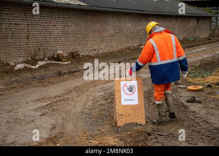 Un ouvrier de la construction met en place un panneau d'avertissement d'amiante, des travaux de démolition et de défrichement d'arbres à Luetzerath, démonstration 'rsus l'éviction de Luetzerath - pour l'élimination du charbon et la justice climatique, le village de Luetzerath sur le côté ouest de la mine de Garzweiler lignite opencast sera dragué en janvier 2023, Luetzerath, 14,01 .2023, XCUT : & Co Presse photo KG # Princess-Luise-Str. 41 # 45479 M uelheim/R uhr # Tél 0208/9413250 # Fax. 0208/9413260 # GLS Banque # BLZ 430 609 67 # KTO. 4030 025 100 # IBAN DE75 4306 0967 4030 0251 00 # BIC GENODEM1GLS # www.svensimon.netARCHIVE PHOTO: 15 ans a Banque D'Images