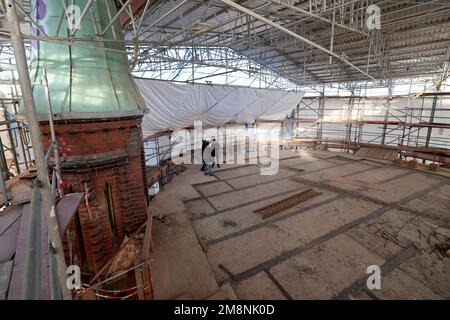 Rostock, Allemagne. 03rd janvier 2023. Seule une des sept tourelles couvertes de cuivre d'origine se trouve encore sur le toit de la tour d'eau sous une bâche de construction. Les six autres ont été démontés pour rénovation. La rénovation de la tour d'eau, construite en 1903, avait commencé en mai 2018 et devrait s'achever en 2024, selon les plans actuels. La tour, qui mesure plus de 40 mètres de haut, a longtemps eu des problèmes avec l'humidité qui s'infiltre dans la maçonnerie. Credit: Bernd Wüstneck/dpa/Alay Live News Banque D'Images