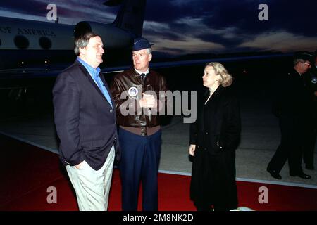 LE général de la Force aérienne AMÉRICAINE Richard Myers (Centre), commandant en CHEF du Commandement de la défense aérospatiale de l'Amérique du Nord, rencontre le sénateur américain Robert Smith (à gauche), un républicain du New Hampshire, et la sénatrice Mary Landrieu, une démocrate de Louisiane, à leur arrivée à la base aérienne Peterson, Colorado, sur 20 mars 1999. Base: Peterson Air Force base État: Colorado (CO) pays: États-Unis d'Amérique (USA) Banque D'Images