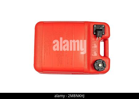 Un réservoir de carburant en plastique portable rouge de 24-25 litres avec une poignée et un tube pour un moteur extérieur est sculpté sur un fond blanc Banque D'Images
