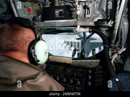 La vue sur l'épaule d'un exploitant de rampe avec l'escadron de ravitaillement aérien 351st basé à RAF Mildenhall Royaume-Uni, regardant à l'arrière de l'aile expéditionnaire aérienne KC-135R Stratotanker 100th le 31 mars 99. Le récepteur est un faucon F-16C de l'aile Fighter 52nd basée à Spandahlem AB Allemagne. Il est armé de missiles AIM-120C pour l'auto-protection et de missiles anti-radiation à grande vitesse pour supprimer les sites radar anti-aériens. Cette mission appuie directement l'opération Allied Force de l'OTAN. Sujet opération/série: BASE DE FORCE ALLIÉE: RAF Mildenhall pays: Grande-Bretagne / Angleterre (GB Banque D'Images