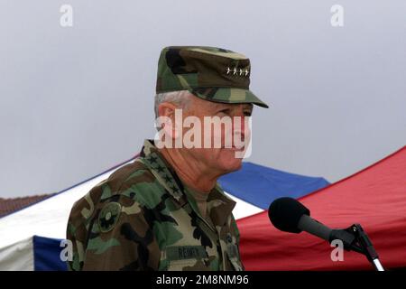 Allocution du général de l’armée américaine Dennis J. Reimer, CHEF d’ÉTAT-MAJOR de l’armée américaine, lors de la cérémonie de changement de commandement et de la transition de la Compagnie B, 14th Engineer Battalion (CBT) (Wheel) de la composante active à la Garde nationale de l’armée de Washington. La cérémonie a eu lieu sur Rugged Field, fort Lewis, Washington. Base: Fort Lewis État: Washington (WA) pays: Etats-Unis d'Amérique (USA) Banque D'Images