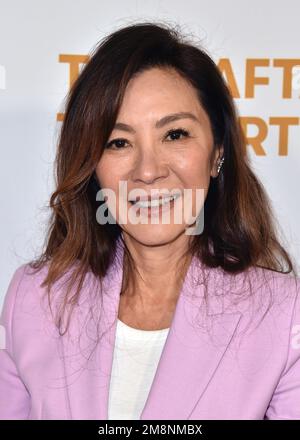 Michelle Yeoh marchant sur le tapis rouge au gala 2022 du Metropolitan ...