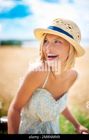 Shes en forme et en sensation. Rire jeune femme debout avec son vélo dans la campagne. Banque D'Images