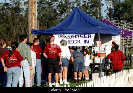 Les bénévoles sont prêts à se connecter à la base aérienne de Vandenberg pour les Jeux olympiques spéciaux du nord du comté de Santa Barbara en 99, qui ont eu lieu à 17 avril 1999. Cette image est vue dans l'édition d'avril 1999 d'AIRMAN Magazine. Base: Vandenberg Air Force base État: Californie (CA) pays: États-Unis d'Amérique (USA) Banque D'Images