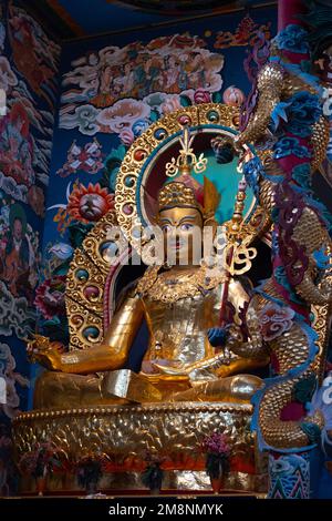 Une photo prise le 23 décembre 2022 de Padmasmbhava du Temple du Bouddha, Monastère de Namdroling, Karnataka, Inde Banque D'Images