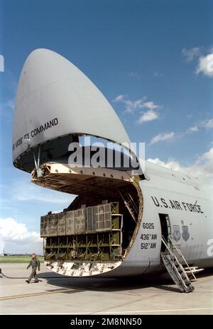 Un C-5B Galaxy de la 436th Airlift Wing, Douvres, Delaware, est assis avec sa visière de nez vers le haut exposant les rampes hydrauliques, qui seront bientôt abaissées, car il est prêt à télécharger quatre camions à combustible pour le 100th Supply Squadron de RAF Mildenhall, au Royaume-Uni. L'avion « s'agenouille » sur le train d'atterrissage pour faciliter le déchargement des camions. Les camions-citernes sont nécessaires pour soutenir les opérations accrues de navires-citernes KC-135 à la RAF Mildenhall dans le cadre de L'opération ALLIED FORCE de l'OTAN. L'objectif DE LA FORCE ALLIÉE est de dégrader et de nuire à la structure militaire et de sécurité que le président Milosevic (pré yougoslave Banque D'Images