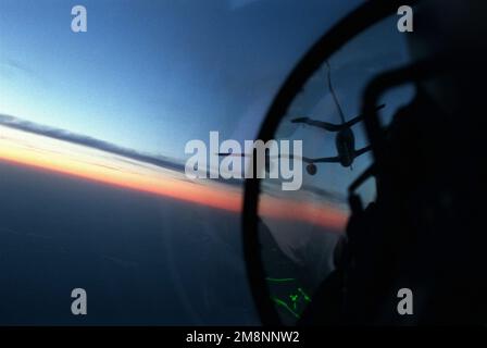 Vue de l'intérieur du poste de pilotage en tant que faucon de combat F-16 du 510th Fighter Squadron, Aviano AB, Italie, ravitaillent derrière un KC-135 'Statotanker' lors d'une mission de patrouille aérienne de combat (CAP) lundi, 3 mai 1999. Les avions qui font voler les missions DE LA PAC assurent la couverture aérienne des missions de frappe de l'opération Allied Force de l'OTAN en Yuglslavia. Objet opération/série: OTAN base: Aviano Air base État: Pordenone pays: Italie (ITA) Banque D'Images