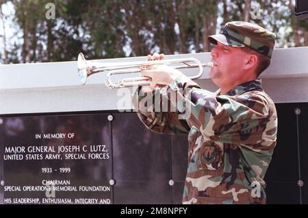 Profil du côté gauche, photo moyenne du capitaine de la Force aérienne américaine David Cavallaro, du groupe médical 6th, alors qu'il joue des coups à la fin de la cérémonie de dévouement du Mémorial des opérations spéciales. La cérémonie, parrainée par la Fondation commémorative des opérations spéciales, a eu lieu à 24 mai 1999, à la base aérienne de MacDill, en Floride. Base: MacDill Air Force base État: Floride (FL) pays: Etats-Unis d'Amérique (USA) Banque D'Images