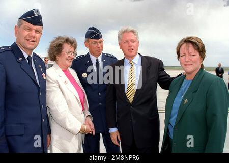 Le président William Jefferson Clinton (2nd de droite), avec (de gauche à droite) le général de brigade de la Force aérienne américaine Jerry M. Drennan, commandant de la 21st Escadre spatiale, base aérienne Peterson, Colorado, Mme Lord, lieutenant-général de l'USAF lance W. Lord, vice-commandant du Commandement spatial de la Force aérienne, Peterson AFB, CO, et Mme Drennan. Le président Clinton se prépare à quitter Peterson AFB, CO, après une visite. Base: Peterson Air Force base État: Colorado (CO) pays: États-Unis d'Amérique (USA) Banque D'Images