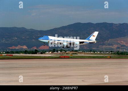 LE président AMÉRICAIN William Jefferson Clinton est à bord d'Air Force One (VC-25) alors qu'il atterrit à la base aérienne Peterson, Colorado, avec le parc national Garden of the Gods en arrière-plan. Base: Peterson Air Force base État: Colorado (CO) pays: États-Unis d'Amérique (USA) Banque D'Images