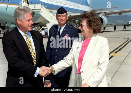 Le président William Jefferson Clinton se serre la main avec Mme Becky Lord, épouse du lieutenant-général de la Force aérienne américaine lance Lord (Centre), vice-commandant du Commandement spatial de la Force aérienne, base aérienne Peterson, Colorado. Cet événement a eu lieu sur le vol de l'AFB Peterson à 2 juin 1999. Air Force One est garé sur la ligne de vol en arrière-plan. Base: Peterson Air Force base État: Colorado (CO) pays: États-Unis d'Amérique (USA) Banque D'Images