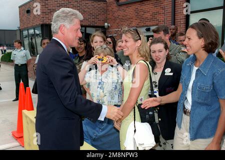 Avant son départ, le président William Jefferson Clinton tremble les mains avec les gens de la foule de la base aérienne Peterson, au Colorado. Cet événement a eu lieu sur 2 juin 1999. Base: Peterson Air Force base État: Colorado (CO) pays: États-Unis d'Amérique (USA) Banque D'Images