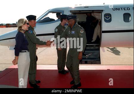 Vue de milieu de profil de côté gauche du général Lloyd W. 'Fig' Newtown, commandant de commandement de l'éducation et de l'entraînement aériens de l'USAF alors qu'il débarque de son VIP Lear Jet. Le colonel Michael Gould, commandant de l'escadre de la mobilité aérienne 97th (à gauche) et son épouse Paula GEN Newton accueillent le colonel et lui souhaitent la bienvenue à la base aérienne d'Altus, Oklahoma, sur 2 juin 1999. Base: Altus Air Force base État: Oklahoma (OK) pays: États-Unis d'Amérique (USA) Banque D'Images