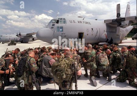 Avant de se réunir avec des amis et des membres de la famille, près de 50 membres du Groupe d'intervention en cas d'urgence de 86th, base aérienne de Ramstein, en Allemagne, se réunissent pour une prière à l'extérieur du 37th Escadron de transport aérien C-130 qui les a ramenés d'Albanie. Le Groupe d'intervention en cas d'urgence est un groupe de réaction rapide « premier » qui dirige les opérations expéditionnaires de la Force aérienne. Cette mission appuie directement l'opération Shining Hope. Objet opération/série: BRILLANT ESPOIR base: Ramstein Air base État: Rheinland-Pfalz pays: Allemagne / Allemagne (DEU) Banque D'Images