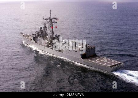 L'USS REUBEN JAMES (FFG 57) vole au large de la côte de l'Équateur lors d'un exercice d'artillerie alors qu'il est en route vers l'exercice bilatéral DE TRAVAIL D'ÉQUIPE SUD '99. Reuben James effectuera des opérations bilatérales avec la marine chilienne. Sujet opération/série: TRAVAIL D'ÉQUIPE SUD '99 pays: Inconnu Banque D'Images