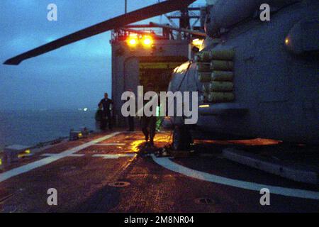 L'aube se brise alors que l'équipage de l'hélicoptère de l'Escadron d'antisous-marins hélicoptère Light 37 (HSL-37), à bord de l'USS REUBEN JAMES (FFG 57), se prépare pour une autre journée de vol au large de la côte équatorienne. Le navire et l'équipage s'exerceront avec la marine équatorienne en route pour l'exercice DE TRAVAIL D'ÉQUIPE SUD '99. Reuben James effectuera des opérations bilatérales avec la marine chilienne. Objet opération/série: TRAVAIL D'ÉQUIPE SUD '99 base: USS Reuben James (FFG 57) Banque D'Images