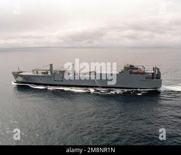 Vue du côté du port (de la ligne médiane à l'arrière) du navire de transport lourd stratégique USNS DAHL (T-AKR 312) du Commandement militaire de Seallift (MSC) en cours sur les essais en mer du constructeur au large de San Diego. Pays : Océan Pacifique (POC) Banque D'Images