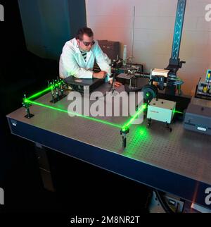 Directement sur le tir d'un angle élevé vers le bas à l'installation d'imagerie à grande vitesse unique du Laboratoire de recherche de l'Armée de terre (ARL) qui permet la caractérisation et l'optimisation des processus électrospinning, une technologie avancée pour développer des vêtements de protection individuelle à base de nanofibres (par exemple, vêtements de protection chimiques/biologiques), systèmes de filtration de véhicule et autres systèmes de protection. Base: Aberdeen Proving Grounds État: Maryland (MD) pays: Etats-Unis d'Amérique (USA) Banque D'Images