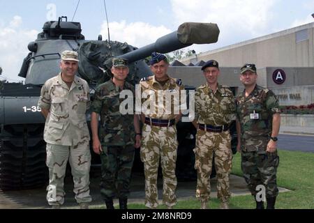 Le lieutenant-colonel Bailey de la Royal Air Force (RAF), commandant de l’escadre de la RAF; le major-général Edwards de l’armée américaine (États-Unis), commandant adjoint de l’armée DE L’air de 3rd États-Unis; le vice-maréchal Thompson de la RAF; un commandant non identifié de l’escadron de la RAF; et le colonel Deperro des États-Unis, officier du protocole de l’armée de 3rd États-Unis Base: Fort McPherson État: Géorgie (GA) pays: États-Unis d'Amérique (USA) Banque D'Images