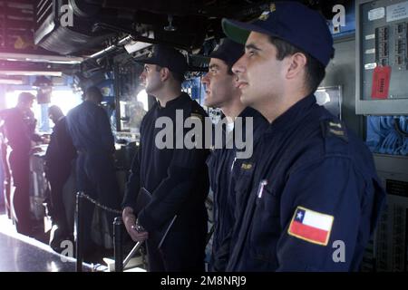 Le personnel naval chilien embarqué à bord de l'USS REUBEN JAMES (FFG 57) observe les opérations sur le pont alors que l'exercice DE TRAVAIL D'ÉQUIPE SUD '99 commence au large des côtes du Chili. Objet opération/série: TRAVAIL D'ÉQUIPE SUD '99 base: USS Reuben James (FFG 57) Banque D'Images