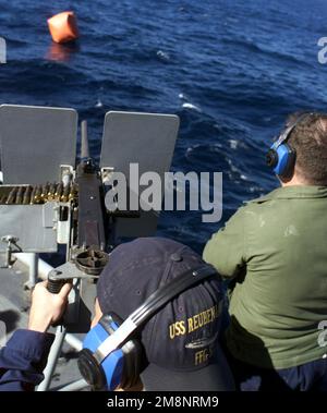 Un crewman à bord de l'USS REUBEN JAMES (FFG 57) se prépare à tirer son mitrailleuse de calibre .50 sur une cible gonflable appelée « Killer Tomato » dans le cadre d'un exercice d'artillerie. Reuben James participe à l'exercice DE TRAVAIL D'ÉQUIPE SUD '99 au large des côtes du Chili. Objet opération/série: TRAVAIL D'ÉQUIPE SUD '99 base: USS Reuben James (FFG 57) Banque D'Images