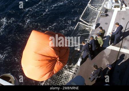 Les marins à bord de l'USS REUBEN JAMES (FFG 57) déploient une cible gonflable appelée « Killer Tomato » pour un exercice de tir au large des côtes du Chili pendant l'exercice DE TRAVAIL D'ÉQUIPE SUD '99. Objet opération/série: TRAVAIL D'ÉQUIPE SUD '99 base: USS Reuben James (FFG 57) Banque D'Images