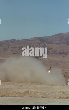 Un long tir, vue arrière comme un nuage de poussière est lancé par un système d'armes anti-chars avancé Javelin, tiré par une équipe du bataillon 3rd, 1st Marines, peloton anti-armure, section Javelin. C'était le premier missile Javelin de l'inventaire du corps des Marines tiré au rang 407A à Camp Pendleton, en Californie. Base: Corps de marine base Camp Pendleton État: Californie (CA) pays: Etats-Unis d'Amérique (USA) Banque D'Images