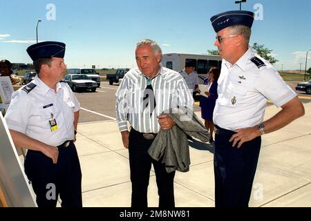 Le commandant de l'escadre spatiale 50th, le colonel Richard Webber (à gauche) de la Force aérienne des États-Unis, parle avec le sénateur américain Ben Nighthorse Campbell, un républicain du Colorado, et le général Richard B. Myers, commandant en CHEF du Commandement de la défense aérospatiale de l'Amérique du Nord, à la base aérienne Peterson, au Colorado. Cet événement a eu lieu à Schriever AFB, CO, on 30 août 1999. Base: Schriever Air Force base État: Colorado (CO) pays: Etats-Unis d'Amérique (USA) Banque D'Images
