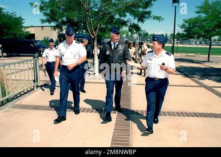 (De gauche à droite) le général de la Force aérienne des États-Unis Richard B. Myers, commandant en CHEF du Commandement de la défense aérospatiale de l'Amérique du Nord, le CHEF d'ÉTAT-MAJOR de l'USAF, le général Michael E. Ryan et le colonel Webber de l'USAF entrent dans le bâtiment du quartier général de l'escadre spatiale 50th à la base aérienne de Schriever, au Colorado. Base: Schriever Air Force base État: Colorado (CO) pays: Etats-Unis d'Amérique (USA) Banque D'Images