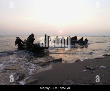 Marines du 1st peloton, Compagnie Lima, équipe de débarquement du Bataillon, 3rd Bataillon, 8th Marine Regiment, Approchez-vous silencieusement de la plage au crépuscule à la tombée de la nuit.des Marines de l'unité expéditionnaire maritime de 26th (MEU(SOC)), embarqué à bord de l'USS PONCE (LPD-15), participent à l'exercice de l'OTAN, APPROCHE DU NORD, avec les forces britanniques et turques. Objet opération/série: BASE D'APPROCHE DU NORD: Cape Ince pays: Turquie (TUR) Banque D'Images