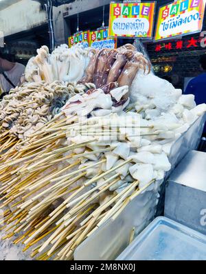 Marché alimentaire de Bangkok, cuisine de rue marine, avec une grande pile de fruits de mer frais et réfrigérés, prêt à griller et cuire comme encas pour les clients de passage. Banque D'Images