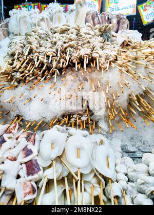 Marché alimentaire de Bangkok, cuisine de rue marine, avec une grande pile de fruits de mer frais et réfrigérés, prêt à griller et cuire comme encas pour les clients de passage. Banque D'Images