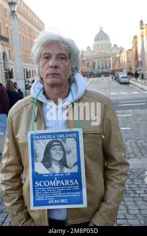 Pietro Orlandi, frère d'Emanuela, et des centaines de personnes prennent part à un sit près du Vatican à la mémoire d'Emanuela Orlandi, une adolescente qui a disparu en 1983 dans l'un des mystères les plus sombres de l'Italie à Rome, Italie sur 14 janvier 2023. 40 ans après sa disparition, une enquête a été ouverte au Vatican sur l'affaire Emanuela Orlandi, fille adolescente d'un employé du Vatican qui a disparu à Rome le 22 juin 1983. L'affaire a saisi l'Italie pendant près de 40 ans et a embrouillé le puissant Saint-Siège. La famille vivait à l'intérieur de la Cité du Vatican, l'adolescent a mystérieusement disparu wh Banque D'Images