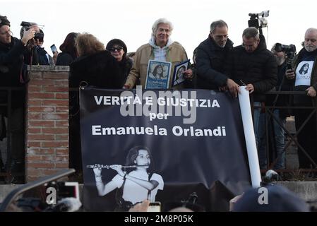 Pietro Orlandi (au centre), frère d'Emanuela, et des centaines de personnes prennent part à un sit près du Vatican à la mémoire d'Emanuela Orlandi, une adolescente qui a disparu en 1983 dans l'un des mystères les plus sombres de l'Italie à Rome, Italie sur 14 janvier 2023. 40 ans après sa disparition, une enquête a été ouverte au Vatican sur l'affaire Emanuela Orlandi, fille adolescente d'un employé du Vatican qui a disparu à Rome le 22 juin 1983. L'affaire a saisi l'Italie pendant près de 40 ans et a embrouillé le puissant Saint-Siège. La famille vivait à l'intérieur de la Cité du Vatican, l'adolescent se désarroi mystérieusement Banque D'Images