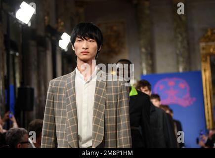 Milan, Italie. 14th janvier 2023. Des modèles présentent des créations pour SHANGHAI TANG lors de la semaine de la mode masculine de Milan à Milan, en Italie, le 14 janvier 2023. Credit: Jin Mamengni/Xinhua/Alamy Live News Banque D'Images