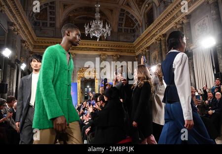 Milan, Italie. 14th janvier 2023. Des modèles présentent des créations pour SHANGHAI TANG lors de la semaine de la mode masculine de Milan à Milan, en Italie, le 14 janvier 2023. Credit: Jin Mamengni/Xinhua/Alamy Live News Banque D'Images